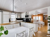 Keittiö jatkeena on ruokasali