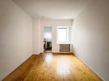 Lautalattialla ja ikkunallisella keittokomerolla varustettu koti Kalliossa. Talossa kattoterassi!