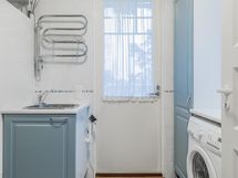 pesutilasta sekä keittiöstä kulku kodinhoito huoneeseen josta ovi myös ulos