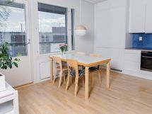 Keittiössä tilaa isollekin pöydälle