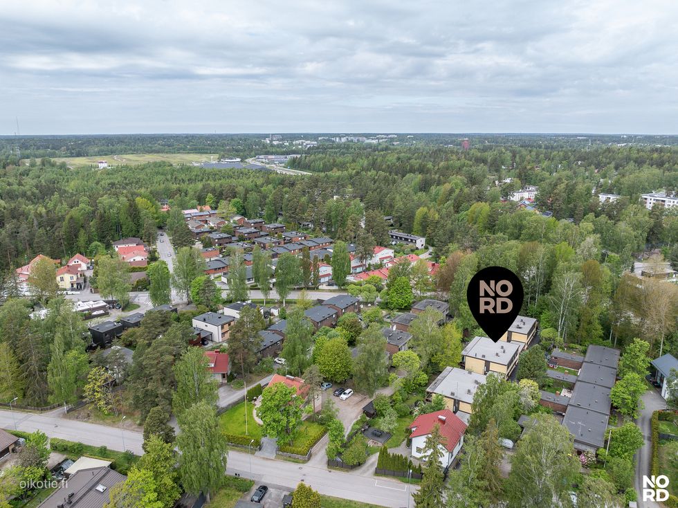 Laadukkaasti toteutettu koti tarjoaa täydelliset puitteet asumiseen rauhallisella pientaloalueella.