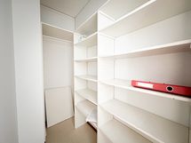 Tilavassa vaatehuoneessa on paljon lisää säilytystilaa.