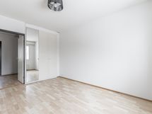 Makuuhuone 1:ssä on kaapistot, toisen makuuhuoneen yhteydessä on vaatehuone.