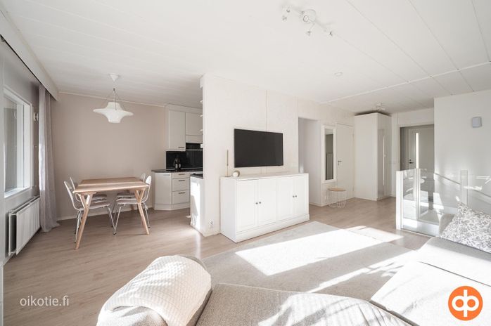 Rivitalo, 4h,k/rt,s,ph,pkh,vh,2wc,p (lasitettu), 93,2 m², Kartano - More
