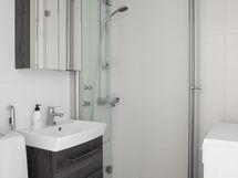 Kylpyhuone, uusittu LVIS-remontin yht. 2021-22