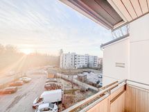 Keittiöstä on käynti tilavalle parvekkeelle, joka avautuu lounaan suuntaan.