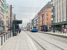 Hämeenkatua pitkin kulkevat ratikat.