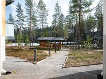 Taloyhtiön grillikatos lammen rannalla