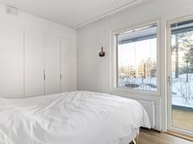 makuuhuoneessa paljon kaappitilaa