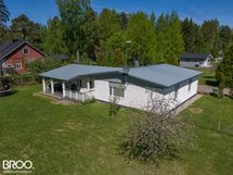 Julkisivua takapihan kulmalta