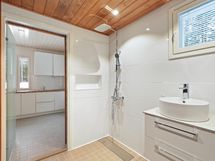 Näkymää kylpyhuoneen puolelta kodinhoitotilaan.