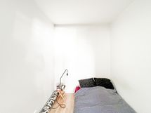 Alkoviin mahtuu hyvin isompikin sänky