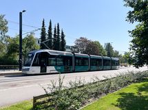 Juna-asemalle on noin 200 metrin matka.