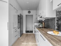 Kodinhoitohuonetila keittiön päädyssä