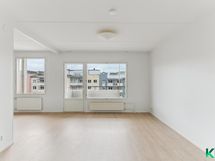 Olohuone jatkuu ruokailutilan kautta keittiöön