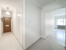 Myös eteisessä kiinteä kaappi.