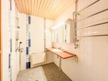 Kylpyhuoneeseen mahtuu hyvin pesukone.