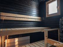 Tilavassa ikkunallisessa saunassa on tilaa useammallekin kylpijälle. Sähkökiuas on uusittu.
