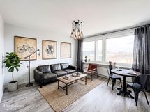 Hyvin hoidetun  taloyhtiön 9. kerroksesta tarjolla siistikuntoinen koti mahtavilla näköaloilla.