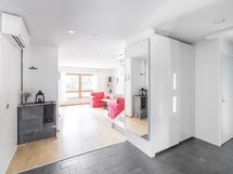 Näkymä eteisestä olohuoneeseen