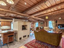 Tupakeittiö olohuoneen yhdistelmässä massiivinen takka/leivinuuni/puuliesi kokonaisuus. Täällä lämmitetään puilla.