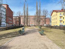 Taloyhtiön vieressä on vehreä Puijon Puistikko