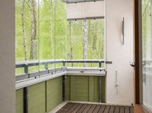 Tilavalla parvekkeella lasitus kolmeen suuntaan.