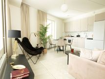 Oleskelu- ja ruokailutila. Kuva asunnosta A10, jossa vastaava pohjaratkaisu, materiaalit voivat poiketa.