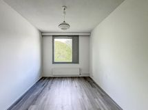 Makuuhuoneeseen sopii mainiosti 160cm sänky