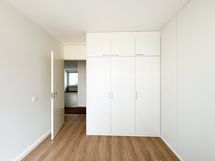 Makuuhuoneessa on paljon säilytystilaa kaapistossa.