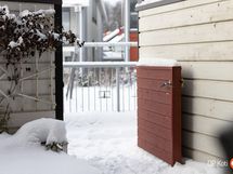Piha-alueelta pääsee portista leikkipihalle