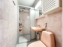 Kylpyhuone on siisti ja pyykit voi pestä talon pesutuvassa