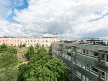 Parvekenäkymää yli puiden latvojen.