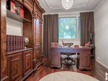 Alakerran makuuhuone, joka nyt työhuoneena