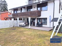 Iso, länsisuuntainen piha on upea lisä asumiseen.