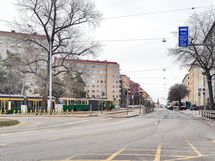 Bussit ja ratikat menevät myös vain kahden minuutin kävelyn päästä.
