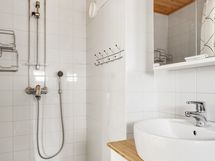 Alakerran kylpyhuone