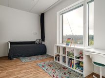 Toinen, hieman suurempi makuuhuone.