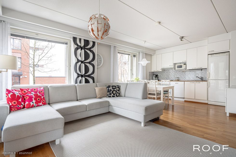 Harvassa omakotitalossakaan on näin avaraa olohuoneen ja avokeittiön muodostamaa oleskelutilaa.