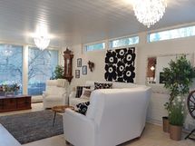 Isokokoiset ikkunat taroavat olohuoneeseen hyvin luonnonvaloa