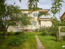 Taloyhtiön piha on asukkaiden käytettävissä.