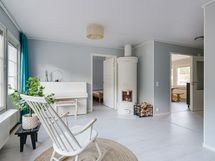 Valoisaan olohuoneeseen lämpöä ja tunnelmaa tuo varaava pönttöuuni.