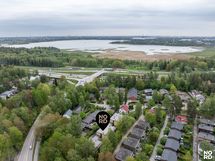 Merelliset ulkoilumaastot ja luonnonsuojelupuisto löytyvät läheltä. 