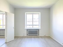 Asunnon ikkunoista näkymät ovat pohjoiseen.