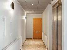 Omenaterassin rappukäytävässä on tyylikäs ja seesteinen tunnelma