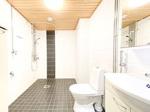 Kylpyhuoneessa liitäntä ja paikka täysilevyiselle pesukoneelle.