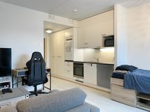 Näkymä olohuoneesta avokeittiön suuntaan