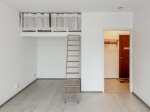 Parvi ja alkovi tuo kivasti tilaa tähän kotiin, kooltaan 155x190