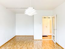 Lisää tilaa tuo noin 2m leveä alkovi.