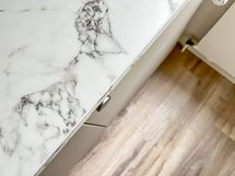 Keittiössä on kauniit modernit pinnat.